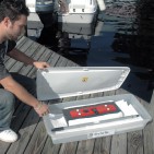Caja de almacenamiento para escoba absorbente para hidrocarburos
